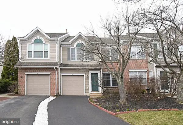 82 Honey Locust Ln, NEWTOWN, PA 18940