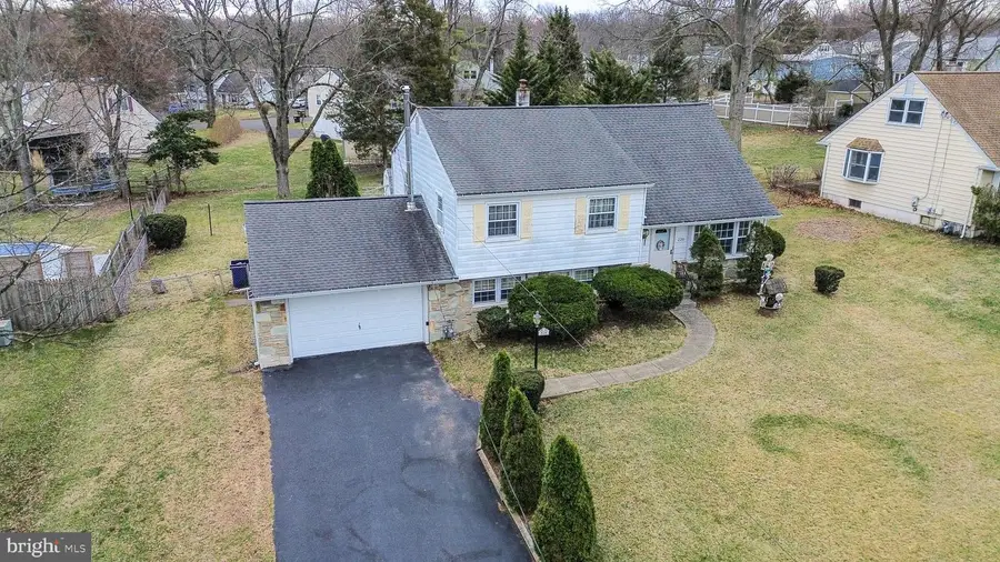 220 Hampshire Dr, Chalfont, PA 18914 - #2