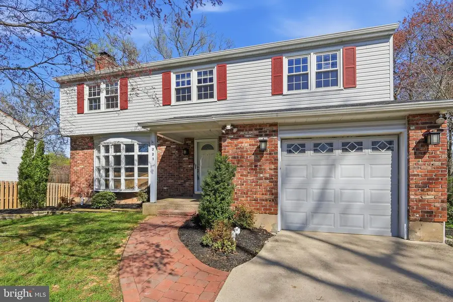 221 Valley Dr, Yardley, PA 19067 - #2