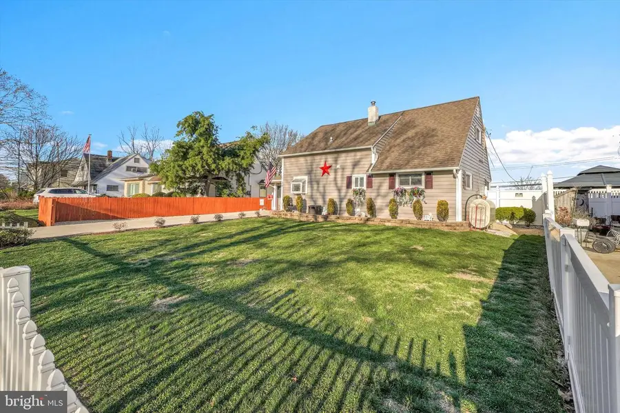 35 Honeysuckle Ln, Levittown, PA 19055 - #3