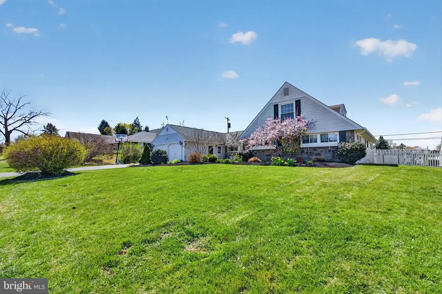 87 Flamehill Rd, Levittown, PA 19056 - #2