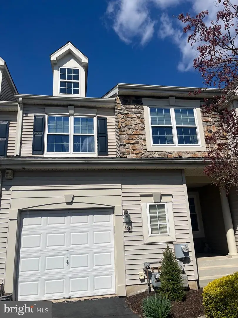 304 Julian Dr E, Warwick, PA 18974 - #2