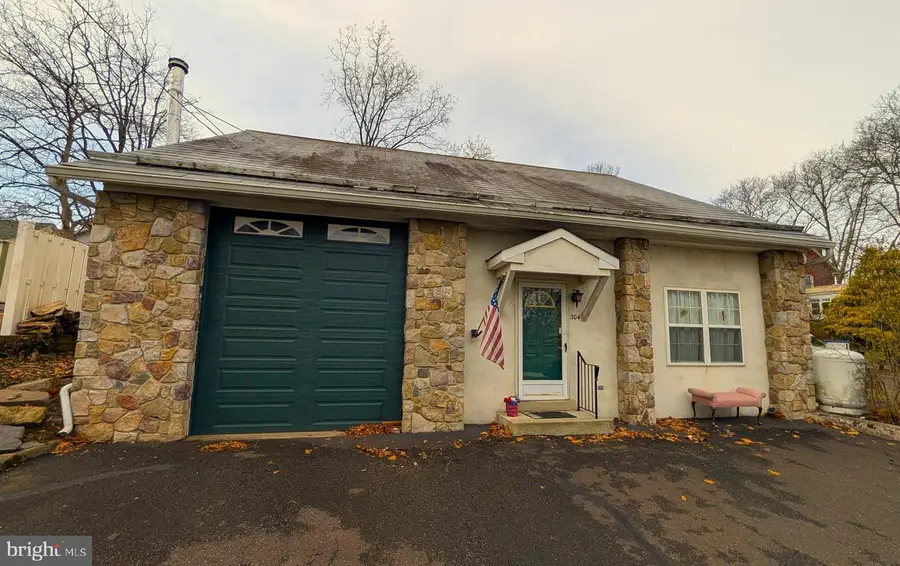 304 W Spruce St, Perkasie, PA 18944 - #2