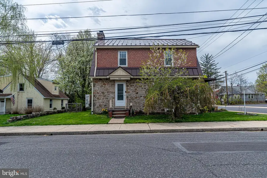 230 N Penrose St, Quakertown, PA 18951 - #2