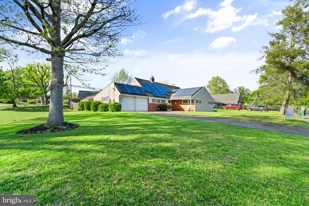 18 S Forsythia Dr S, Levittown, PA 19056 - #1