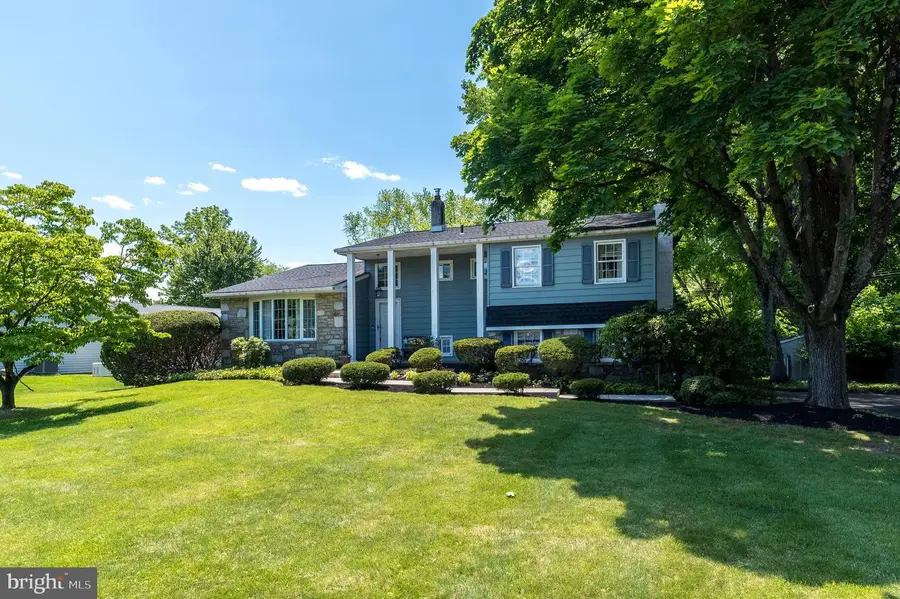216 Windsor Dr, Southampton, PA 18966 - #2