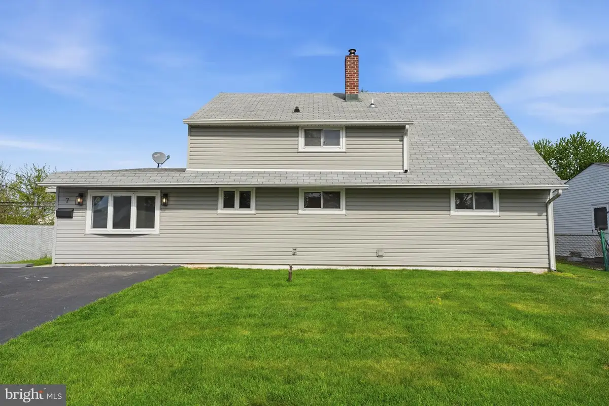 7 Wildflower Rd, Levittown, PA 19057 - #1