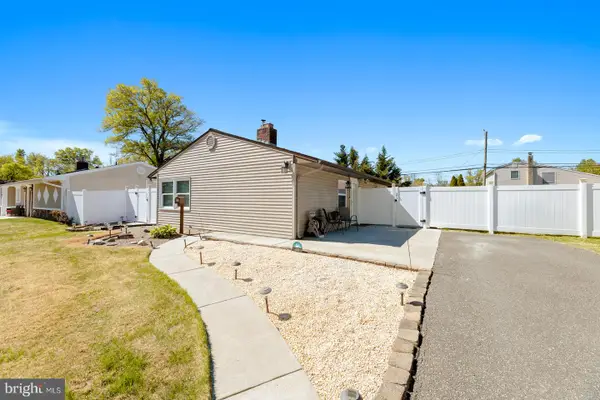 11 Midwood, LEVITTOWN, PA 19054