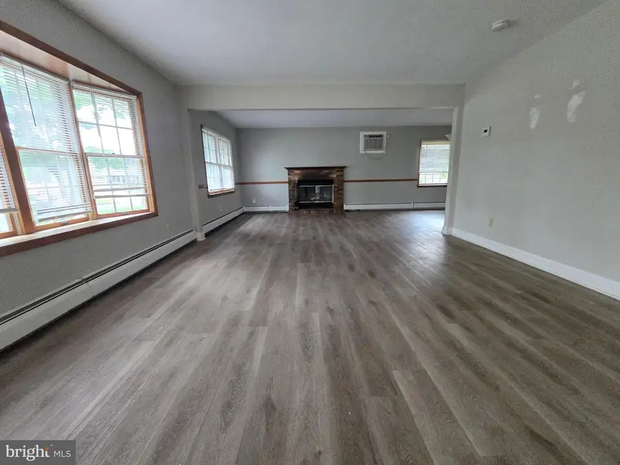 26 Village Ln, Levittown, PA 19054 - #3