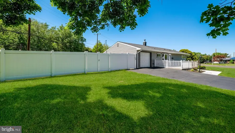 7 Indian Creek Dr, Levittown, PA 19057 - #2