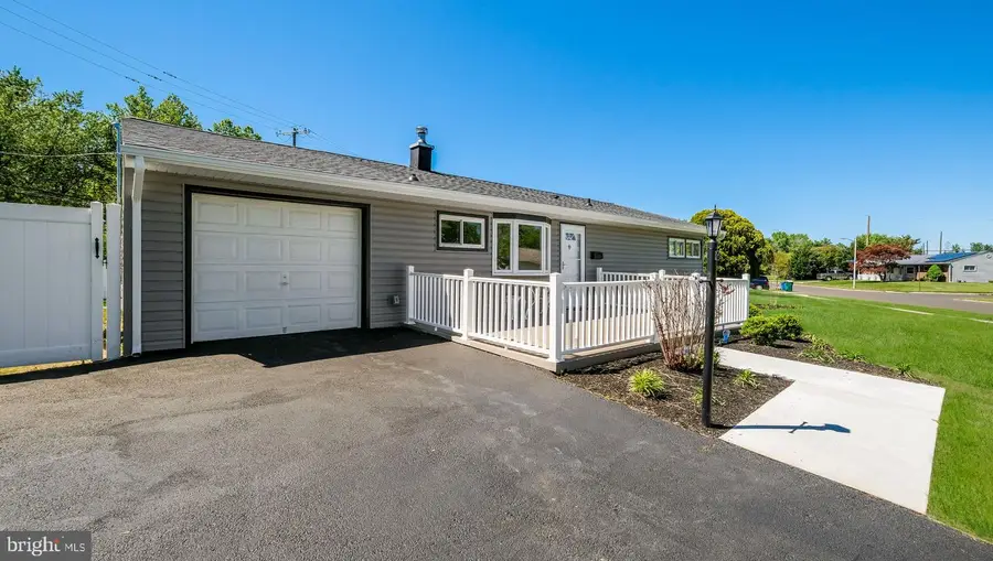 7 Indian Creek Dr, Levittown, PA 19057 - #3