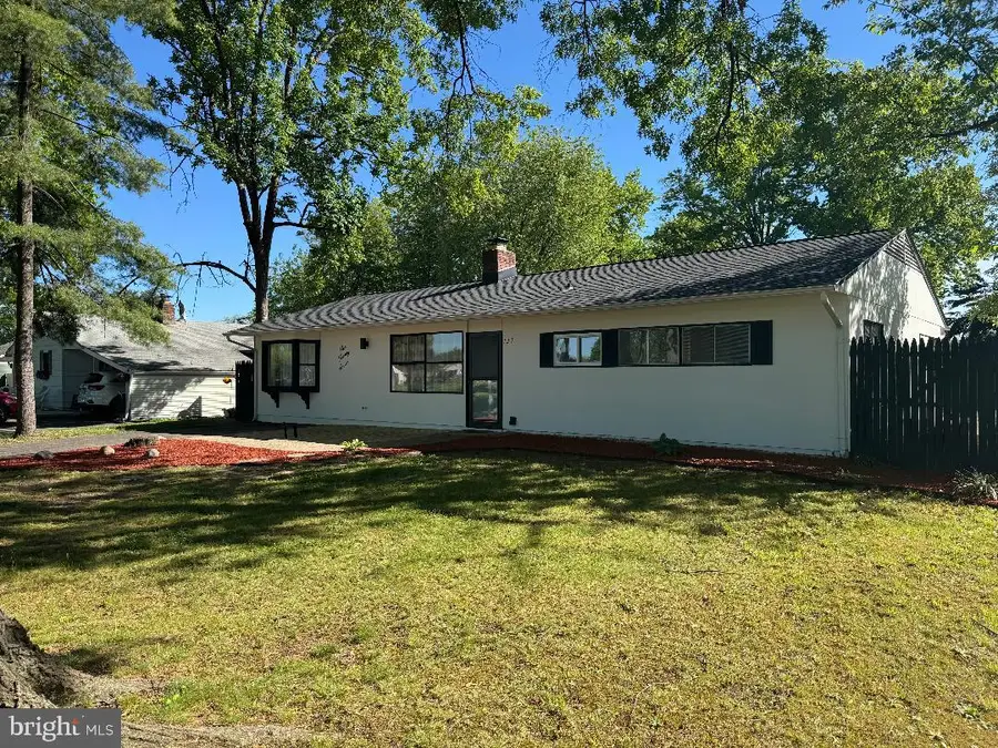 127 Oaktree Dr, Levittown, PA 19055 - #2