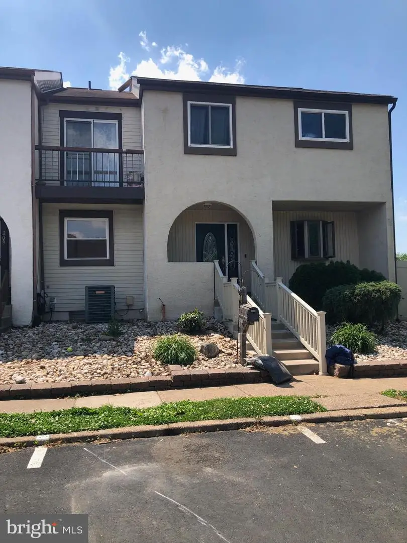 208 Bradley Ct, Southampton, PA 18966 - #1