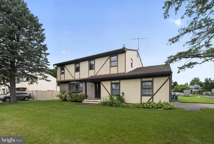 95 Taylor Dr, Levittown, PA 19054 - #2