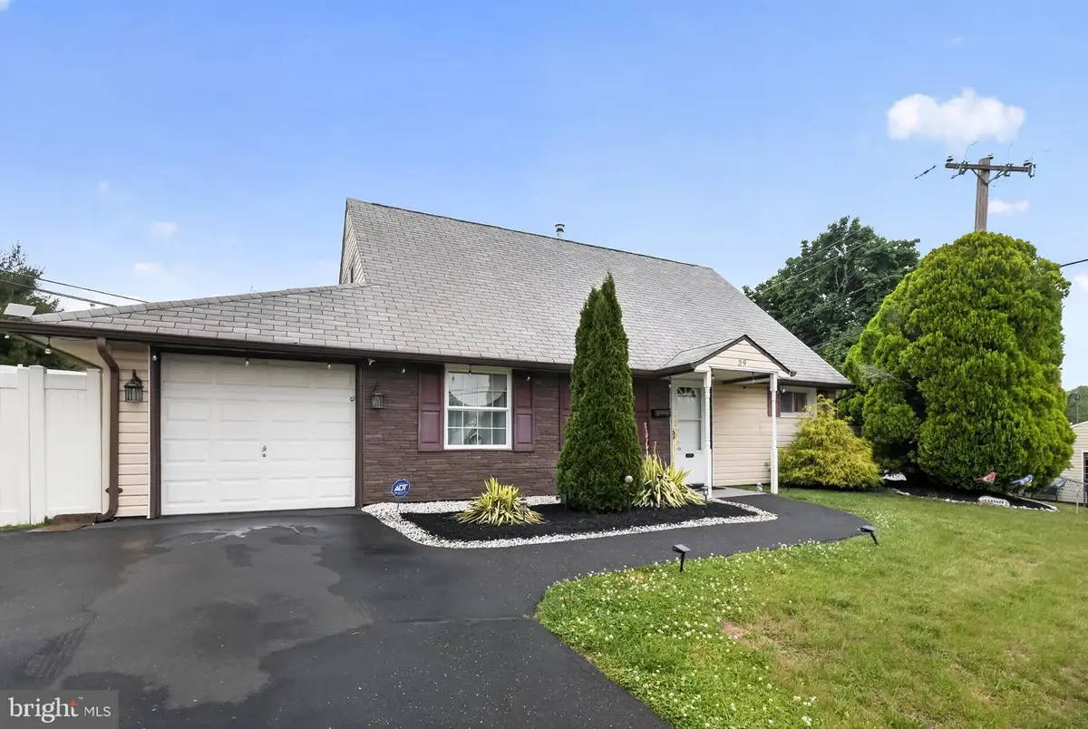 39 Cable Rd, Levittown, PA 19057 - #1