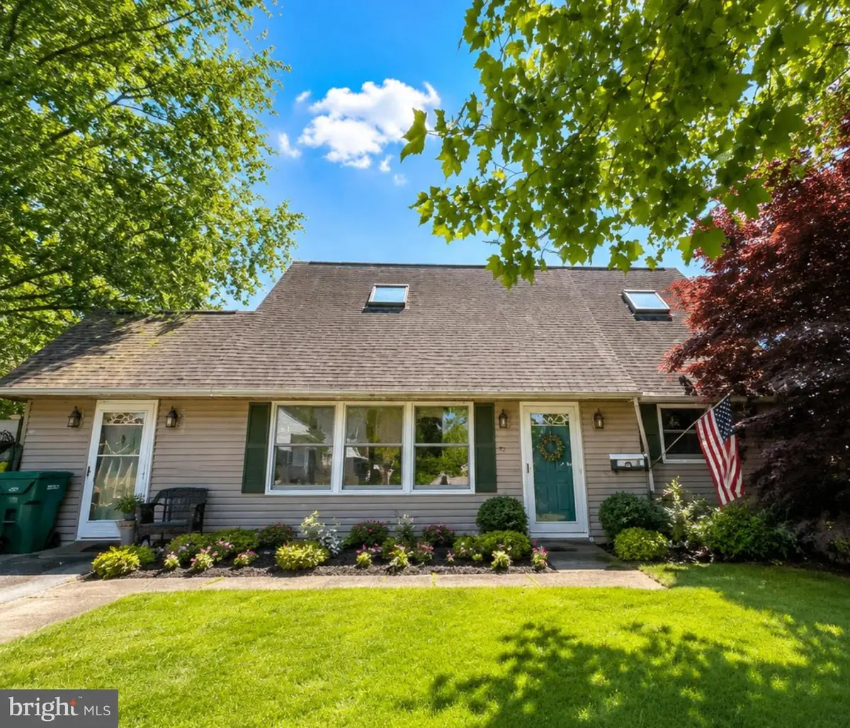2 Quay Rd, Levittown, PA 19057 - #1
