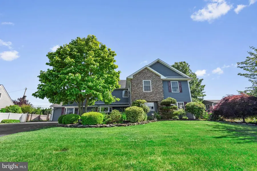 21 Red Rose Dr, Levittown, PA 19056 - #2