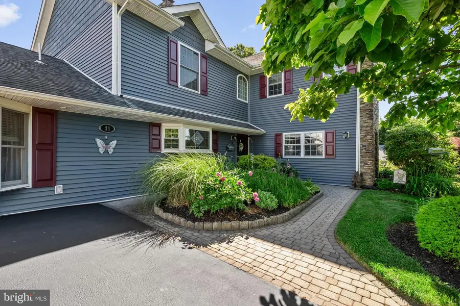 21 Red Rose Dr, Levittown, PA 19056 - #3