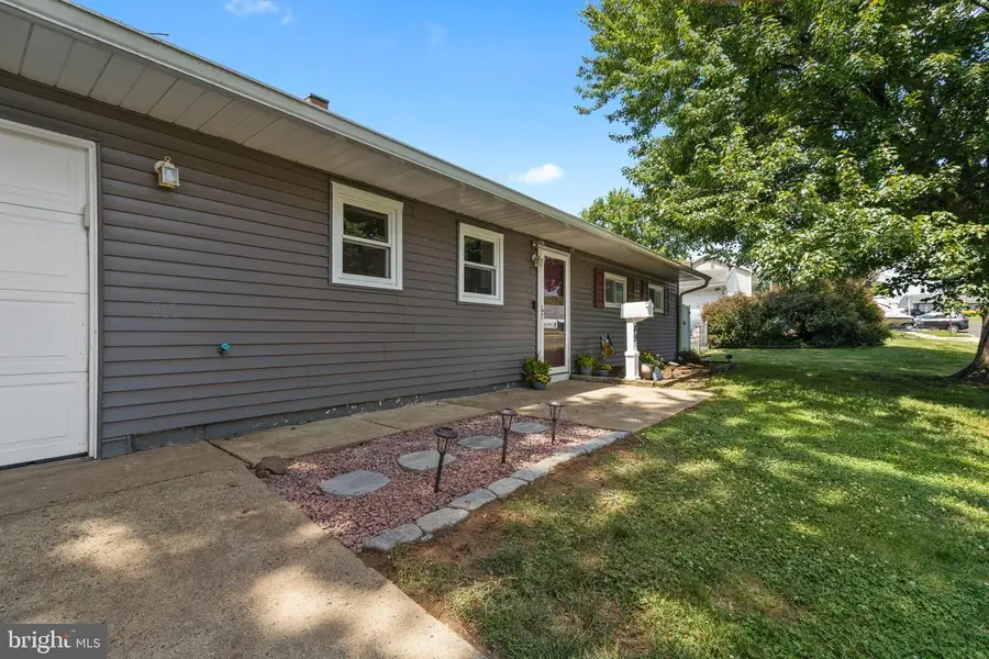 49 Meadow Ln, Levittown, PA 19054 - #2
