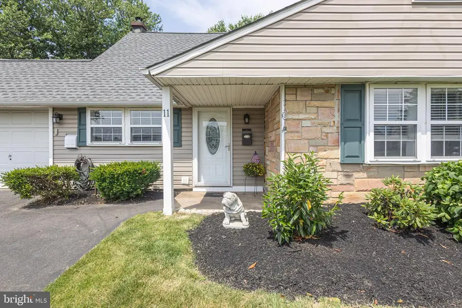 11 High Rd, Levittown, PA 19056 - #3