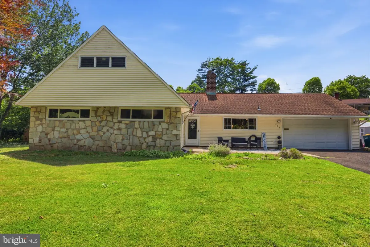 201 Snowball Dr, Levittown, PA 19056 - #1