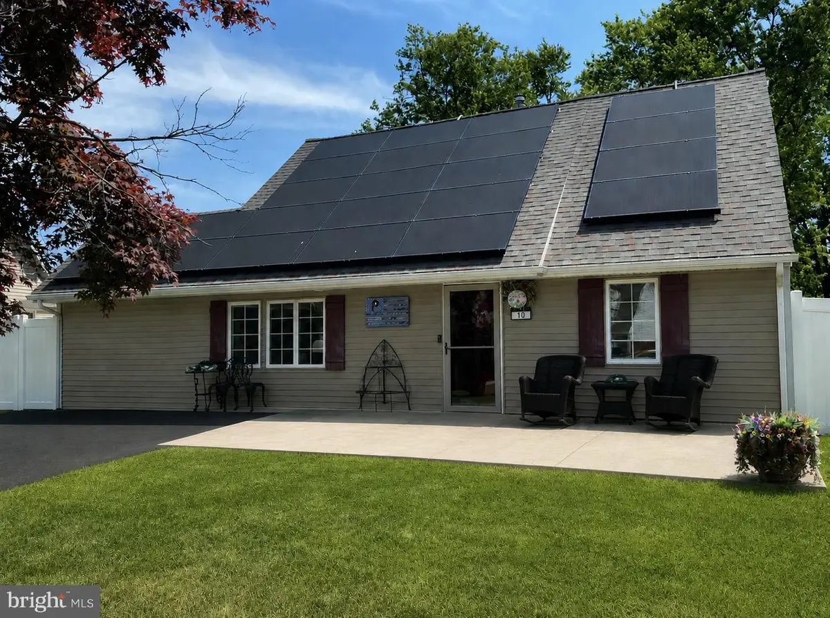 10 Indian Red Rd, Levittown, PA 19057 - #1