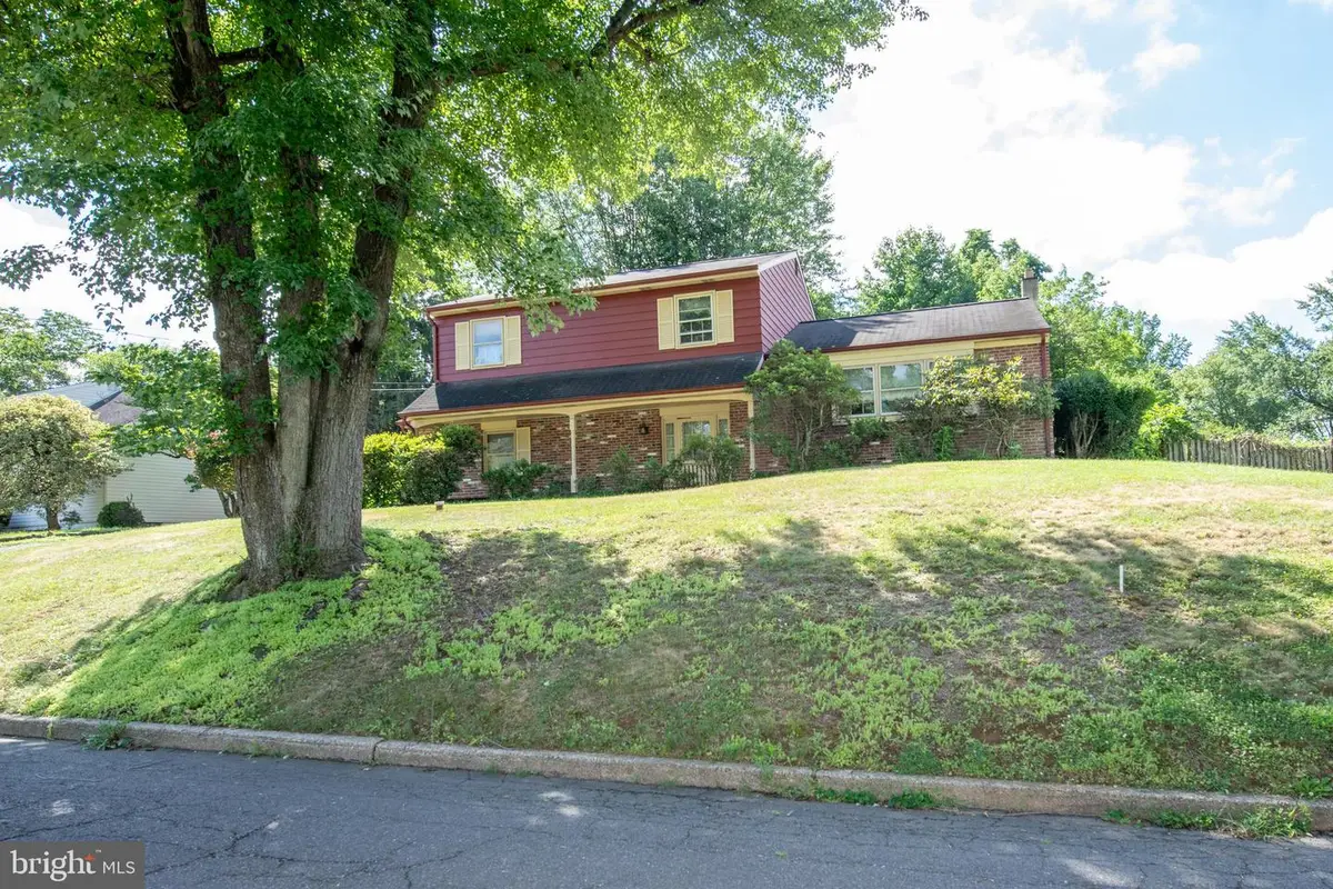 2527 Arrowhead Dr, Feasterville Trevose, PA 19053 - #1