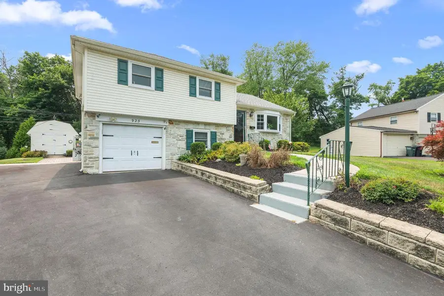 923 Carlin Dr, Southampton, PA 18966 - #2
