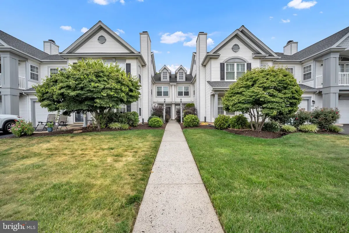 305 Crossroads Dr, Warwick, PA 18974 - #1