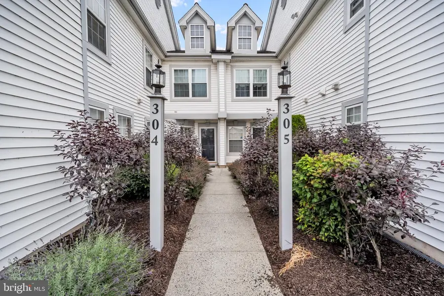 305 Crossroads Dr, Warwick, PA 18974 - #2
