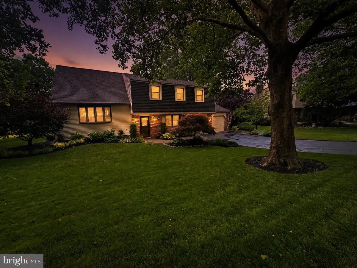 572 Sterling St, Newtown, PA 18940 - #1
