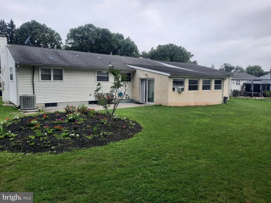 677 Clifford St, Warminster, PA 18974 - #2