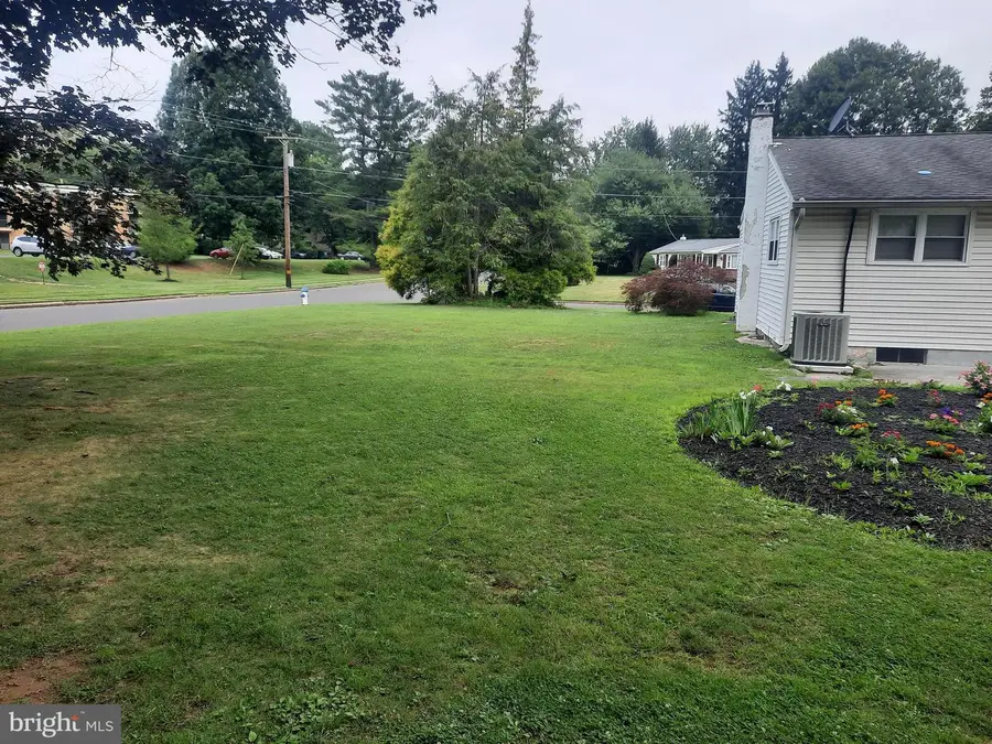 677 Clifford St, Warminster, PA 18974 - #3