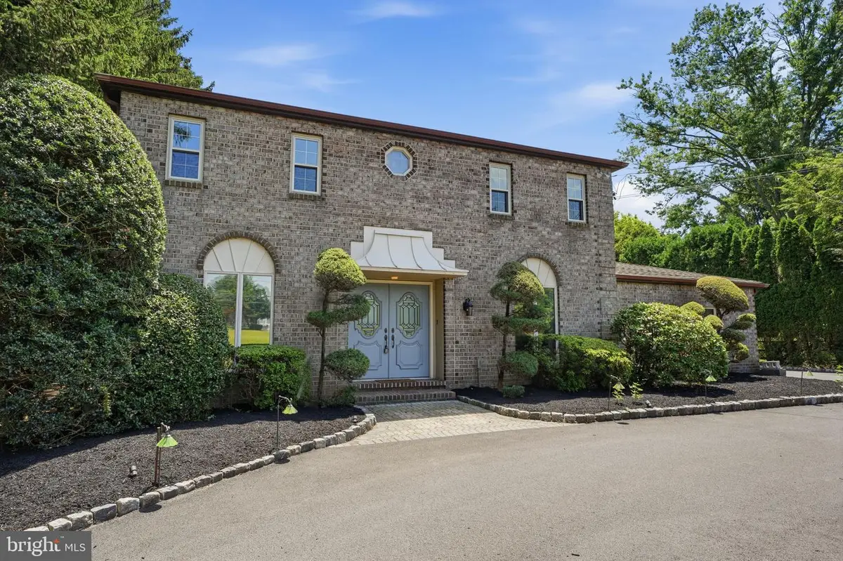 560 Lower Holland Rd, Southampton, PA 18966 - #1