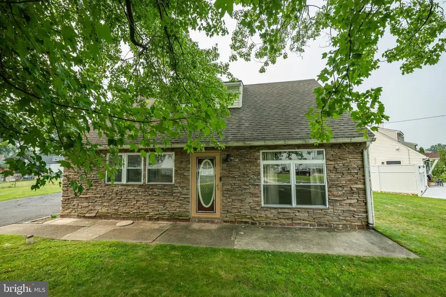 587 Arbor Rd, Morrisville, PA 19067 - #3