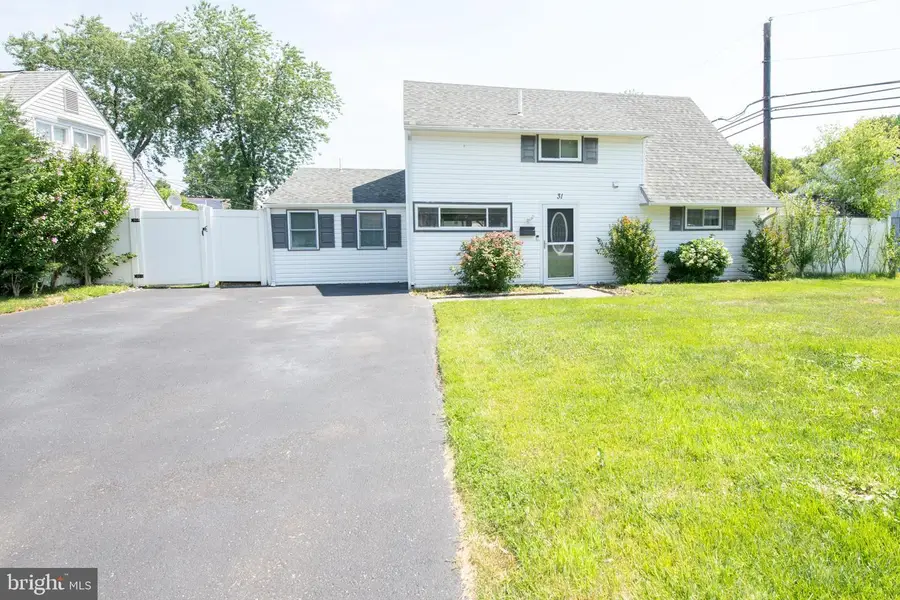 31 Roundwood Ln, Levittown, PA 19055 - #2