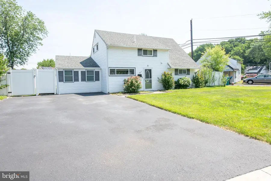 31 Roundwood Ln, Levittown, PA 19055 - #3