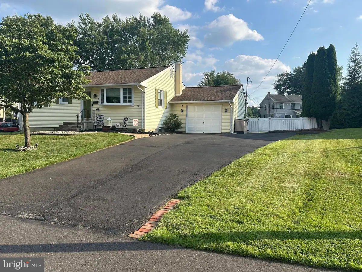 31 Mapleview Dr, Feasterville Trevose, PA 19053 - #1