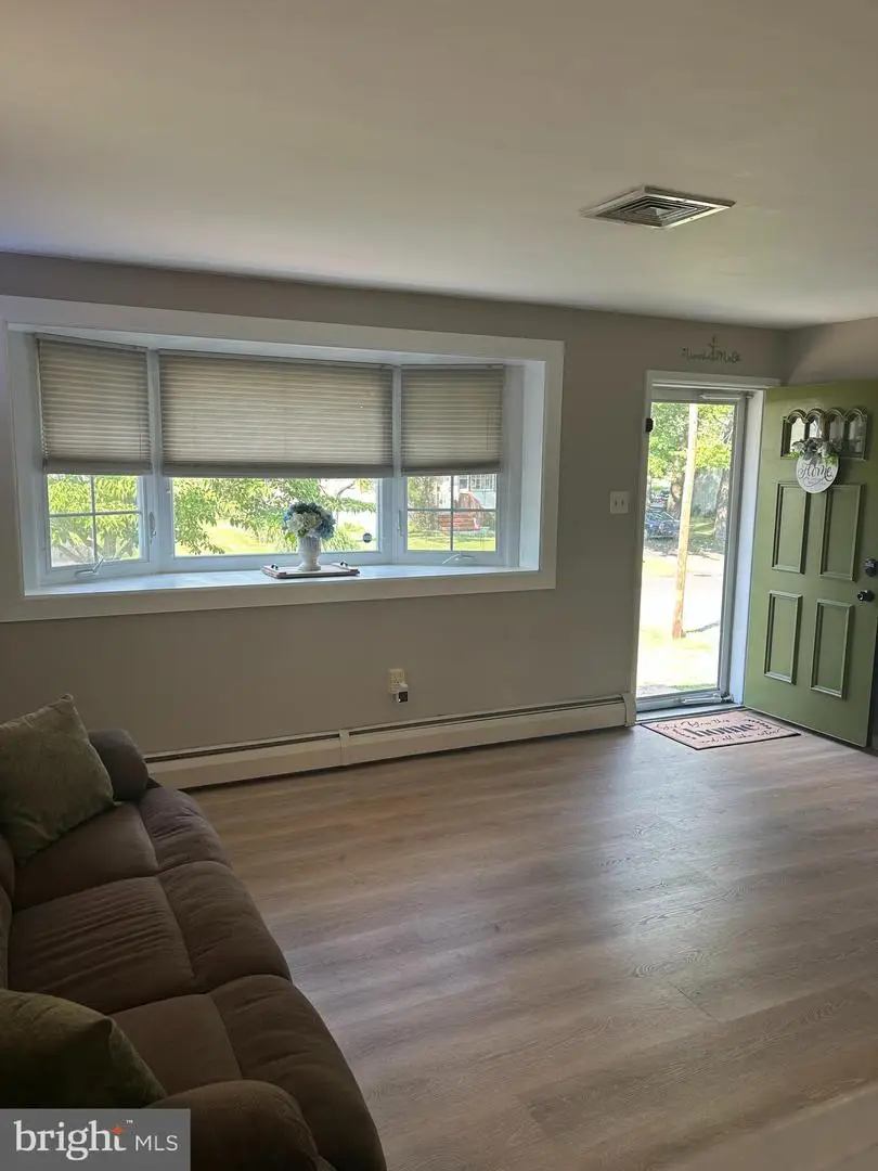 31 Mapleview Dr, Feasterville Trevose, PA 19053 - #2