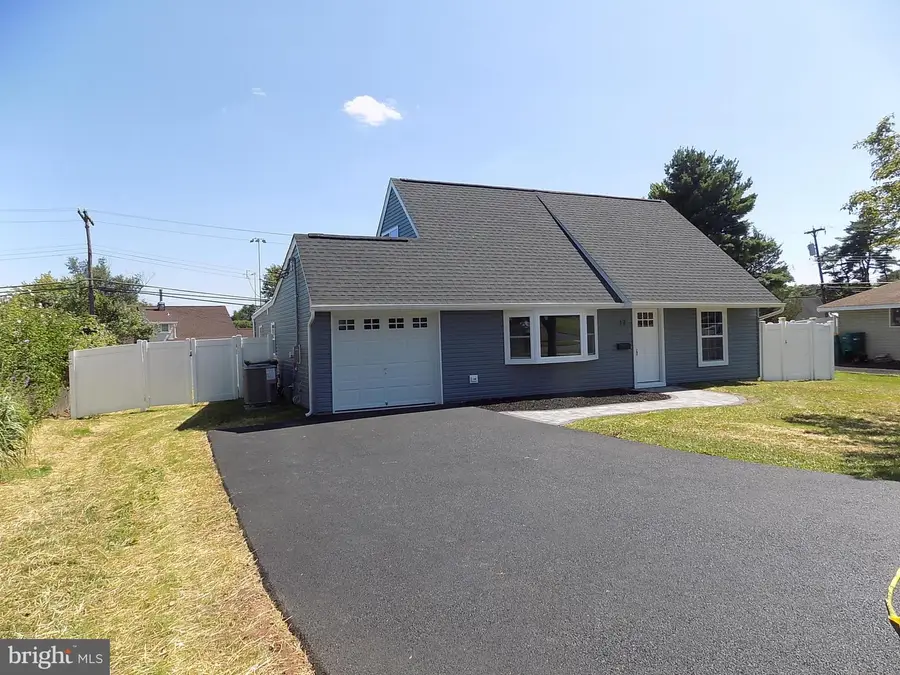 17 Tulip Tree Rd, Levittown, PA 19056 - #2