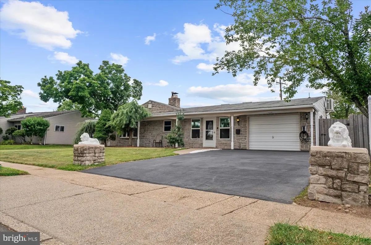 220 Willow Dr, Levittown, PA 19054 - #1