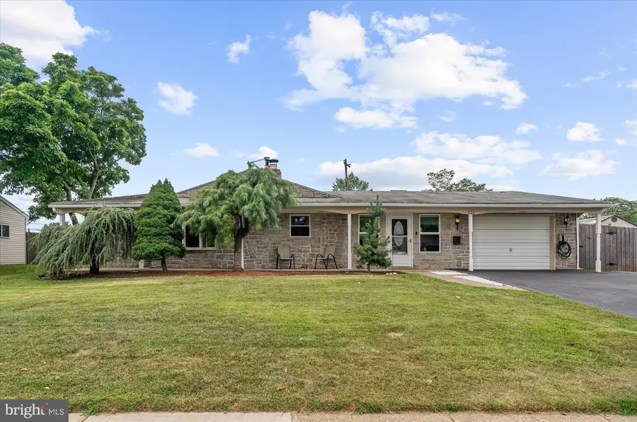 220 Willow Dr, Levittown, PA 19054 - #3