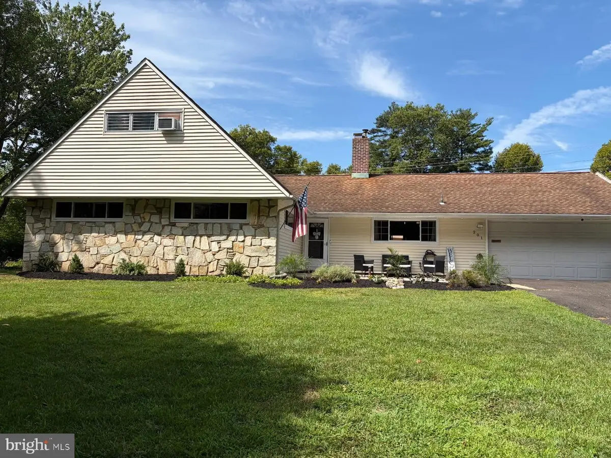 201 Snowball Dr, Levittown, PA 19056 - #1