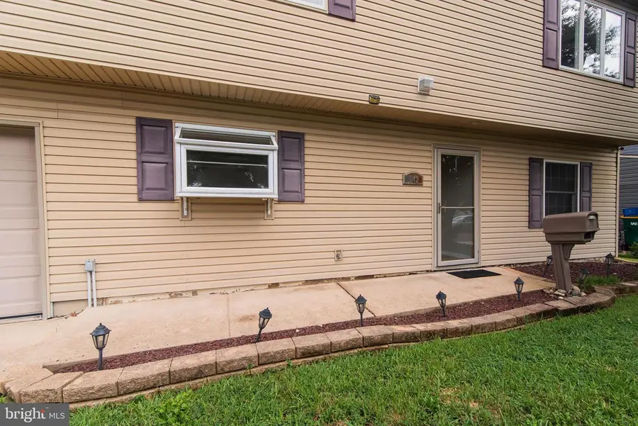 142 Elderberry Dr, Levittown, PA 19054 - #3