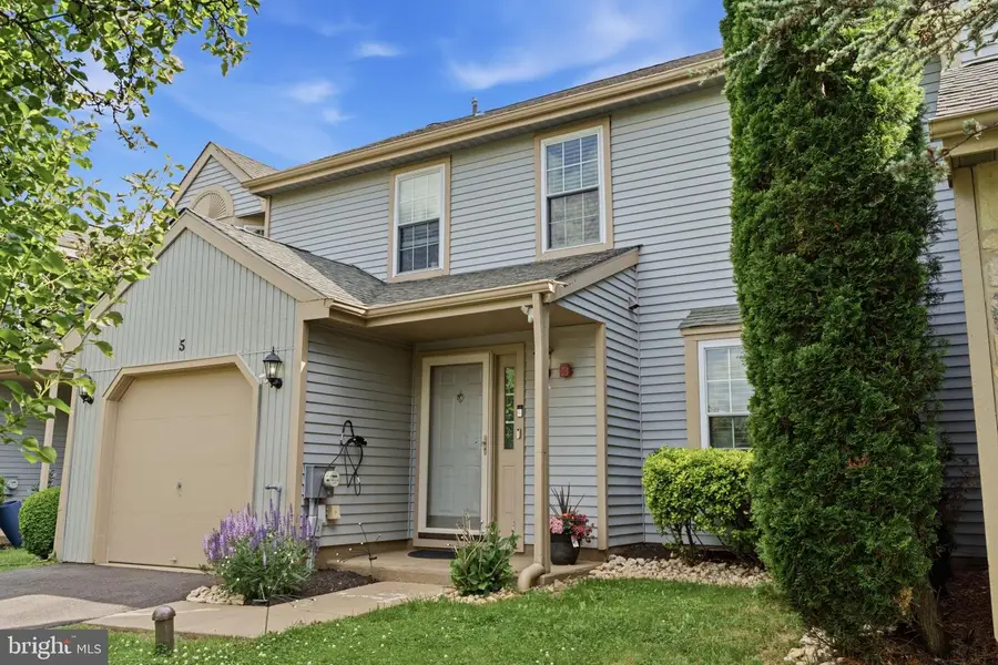 5 Locust Ln, Newtown, PA 18940 - #2