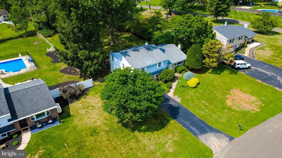 250 Stratford Dr, Southampton, PA 18966 - #2