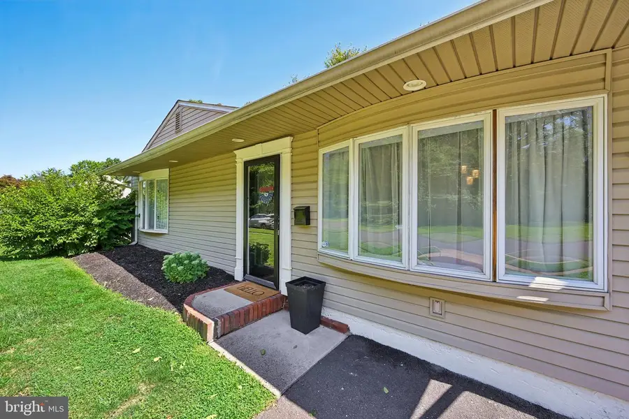 431 Magnolia Dr, Levittown, PA 19054 - #2