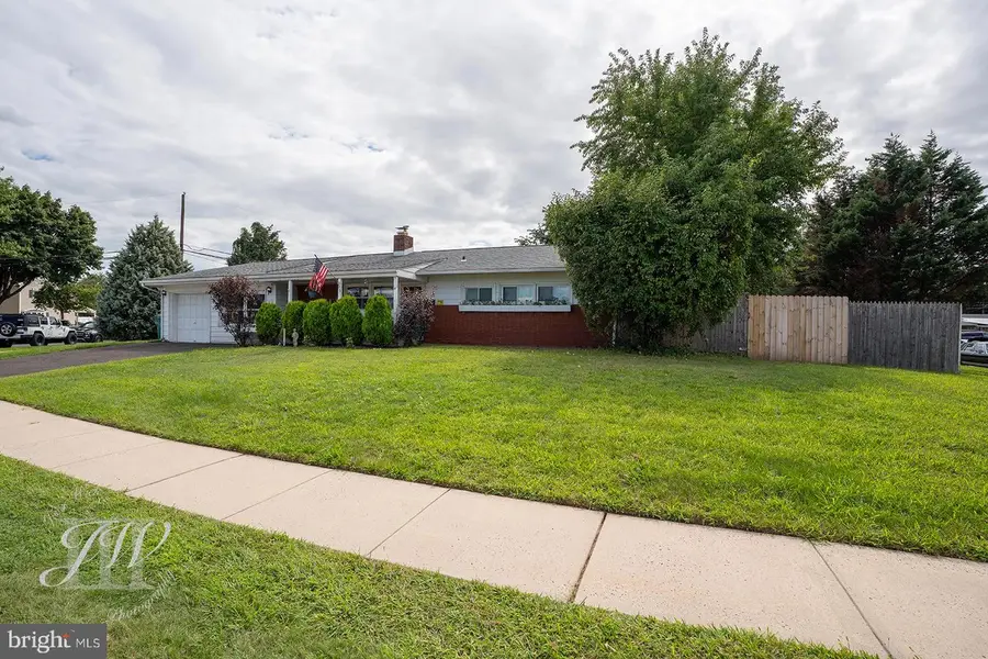 35 Spiral Ln, Levittown, PA 19055 - #2
