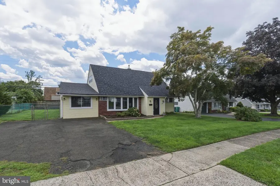 18 Tinder Rd, Levittown, PA 19056 - #2