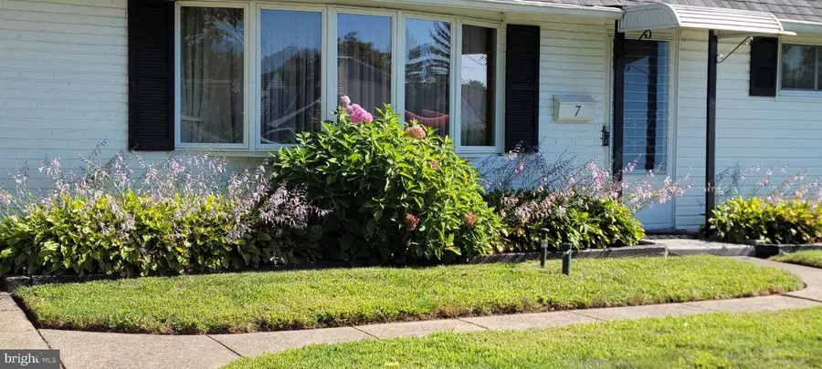 7 Junewood Dr, Levittown, PA 19055 - #2
